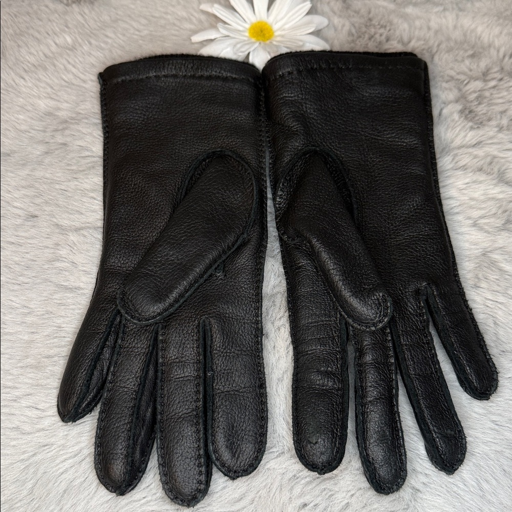 Womenβs Black Leather Gloves - Size Medium - Picture 2 of 3